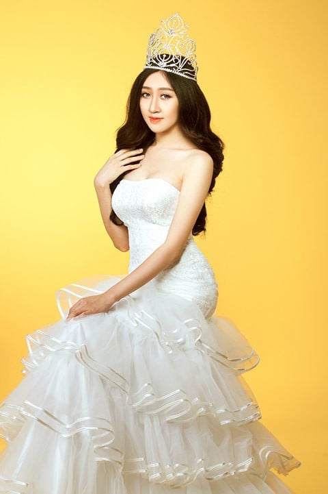 Diễn viên Huỳnh Thúy Anh đẹp như vừa đăng quang một cuộc thi sắc đẹp với vương miện trên đầu.